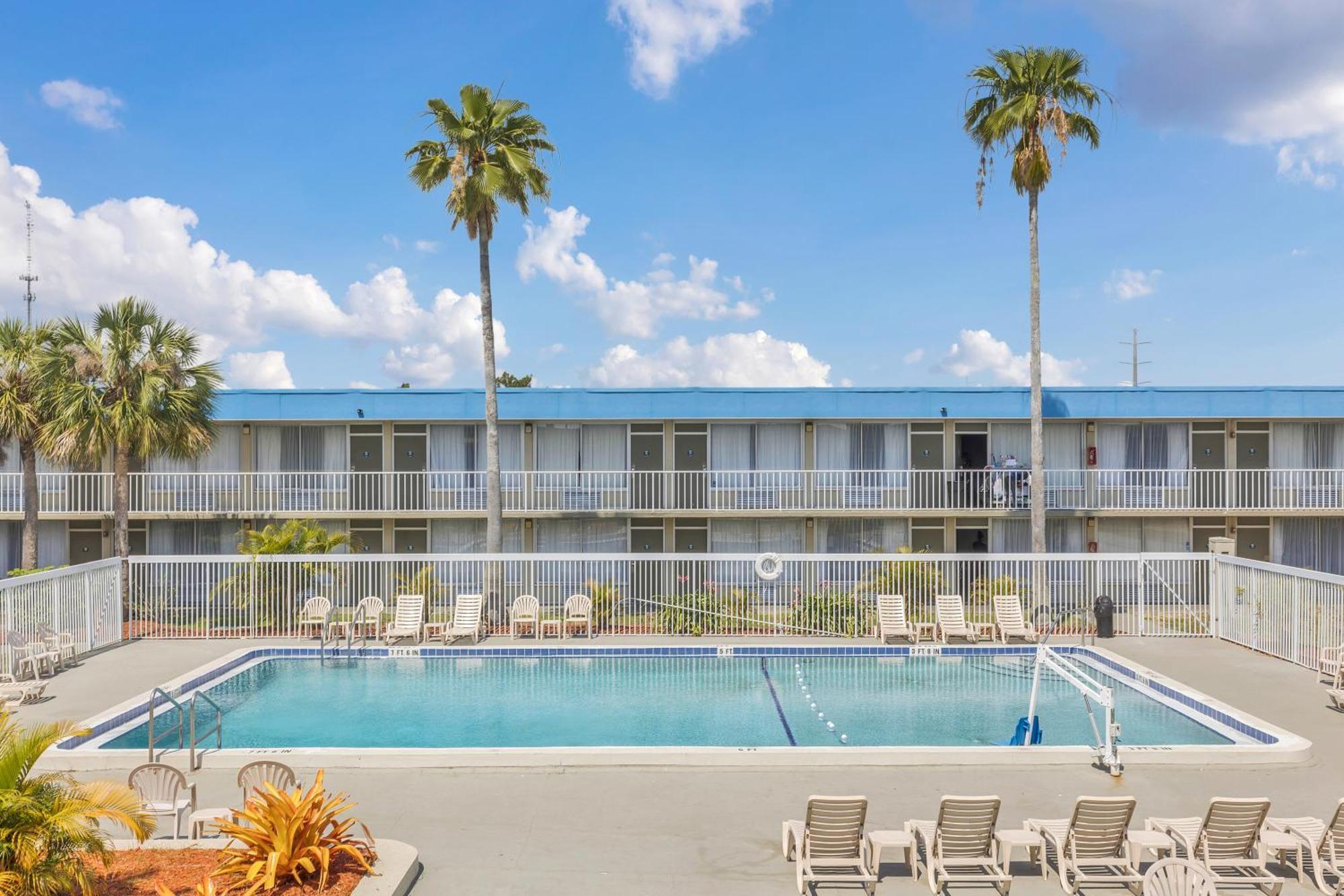 Days Inn By Wyndham Titusville Kennedy Space Center Kültér fotó